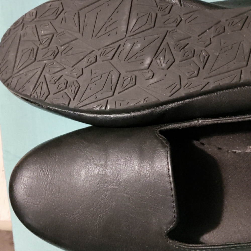 Volcom women's Vegan leather studded flats - Picture 3 of 5